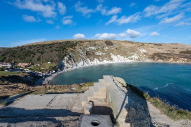 Dorset 'teki Jurassic Sahili' ndeki Lulworth Koyu 'nun manzara fotoğrafı.
