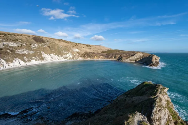 Dorset 'teki Jurassic Sahili' ndeki Lulworth Koyu 'nun manzara fotoğrafı.