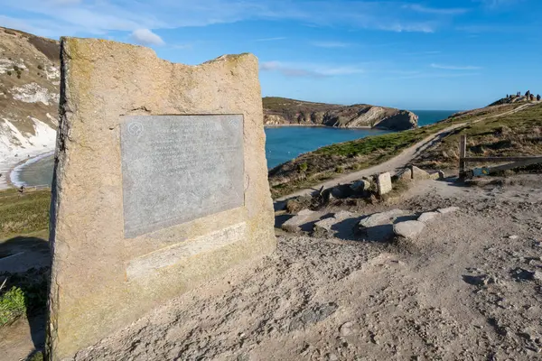 Dorset 'teki Jurassic Sahili' ndeki Lulworth Koyu 'nun manzara fotoğrafı.