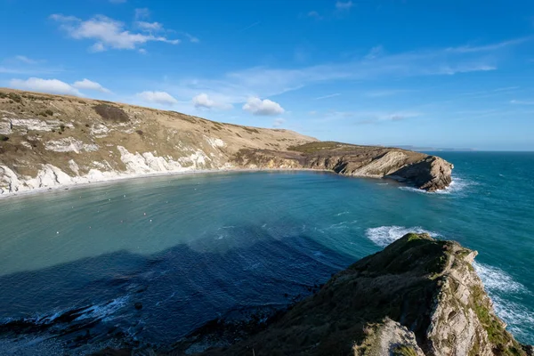 Dorset 'teki Jurassic Sahili' ndeki Lulworth Koyu 'nun manzara fotoğrafı.