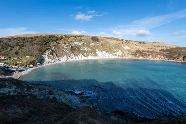 Dorset 'teki Jurassic Sahili' ndeki Lulworth Koyu 'nun manzara fotoğrafı.