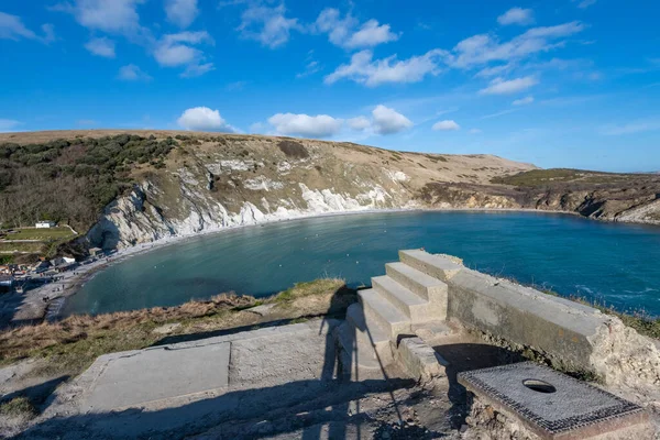 Dorset 'teki Jurassic Sahili' ndeki Lulworth Koyu 'nun manzara fotoğrafı.