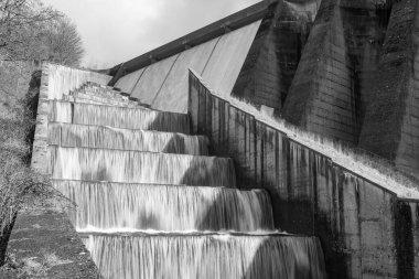 Somerset 'teki Wimbleball barajının üzerinden akan şelalelerin uzun pozu