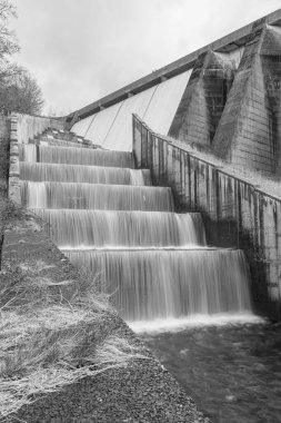 Somerset 'teki Wimbleball barajının üzerinden akan şelalelerin uzun pozu
