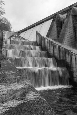 Somerset 'teki Wimbleball barajının üzerinden akan şelalelerin uzun pozu
