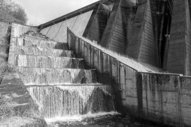 Somerset 'teki Wimbleball barajının üzerinden akan şelalelerin uzun pozu
