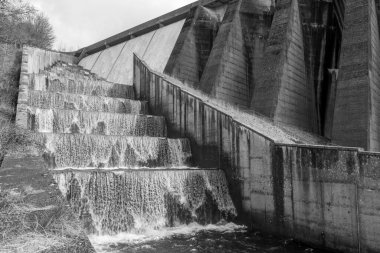 Somerset 'teki Wimbleball barajının üzerinden akan şelalelerin uzun pozu