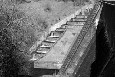 Somerset 'teki Wimbleball barajının üzerinden akan şelalelerin uzun pozu