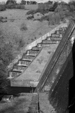 Somerset 'teki Wimbleball barajının üzerinden akan şelalelerin uzun pozu