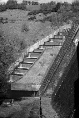 Somerset 'teki Wimbleball barajının üzerinden akan şelalelerin uzun pozu