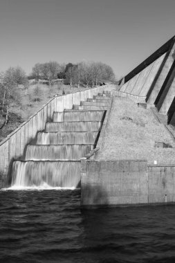 Somerset 'teki Wimbleball barajının üzerinden akan şelalelerin uzun pozu