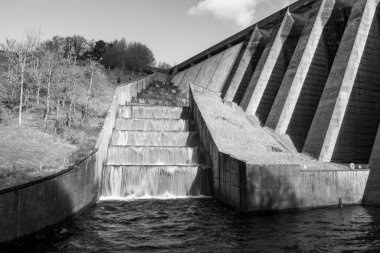 Somerset 'teki Wimbleball barajının üzerinden akan şelalelerin uzun pozu