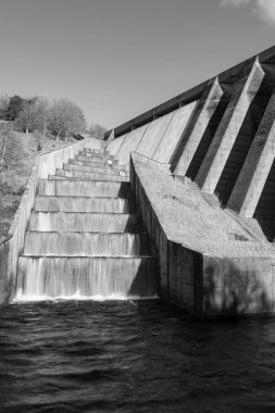 Somerset 'teki Wimbleball barajının üzerinden akan şelalelerin uzun pozu