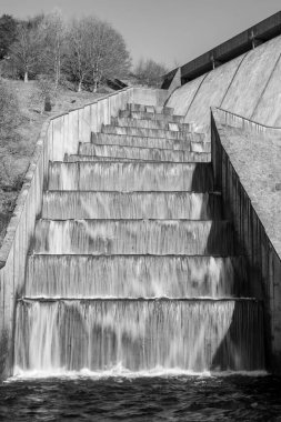 Somerset 'teki Wimbleball barajının üzerinden akan şelalelerin uzun pozu
