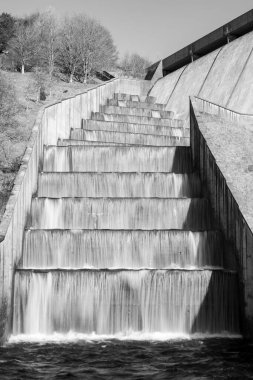 Somerset 'teki Wimbleball barajının üzerinden akan şelalelerin uzun pozu