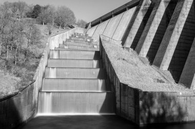 Somerset 'teki Wimbleball barajının üzerinden akan şelalelerin uzun pozu