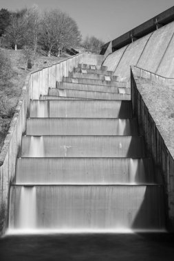 Somerset 'teki Wimbleball barajının üzerinden akan şelalelerin uzun pozu