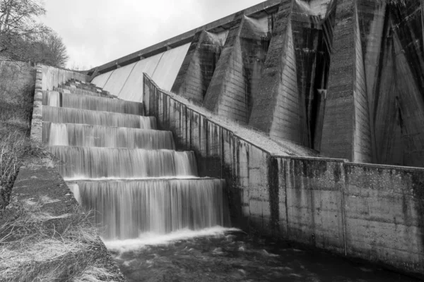 Lange Belichtung Der Wasserfälle Die Über Den Wimbledon Damm Somerset — Stockfoto