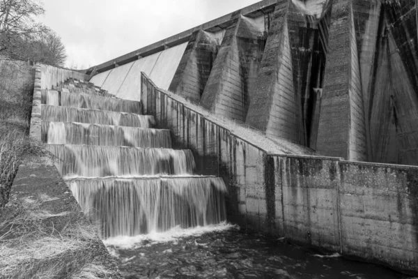 Lange Belichtung Der Wasserfälle Die Über Den Wimbledon Damm Somerset — Stockfoto