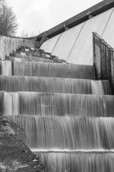 Długa Ekspozycja Wodospadów Płynących Nad Tamą Wimbleball Somerset — Zdjęcie stockowe