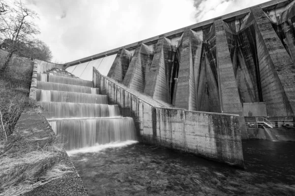 萨默塞特Wimbleball大坝上方的瀑布长期暴露 — 图库照片
