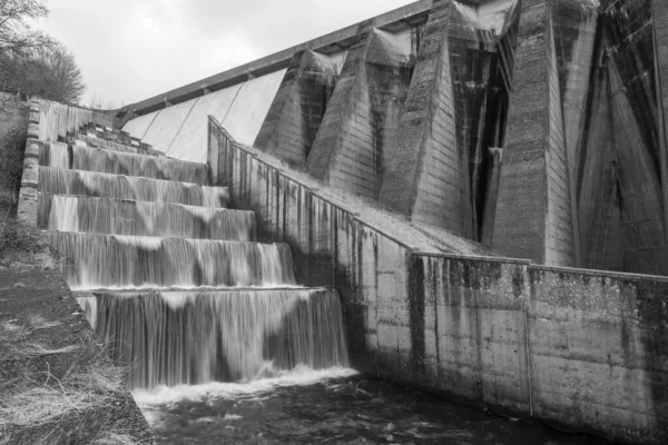 Larga Exposición Las Cascadas Que Fluyen Sobre Presa Wimbleball Somerset —  Fotos de Stock