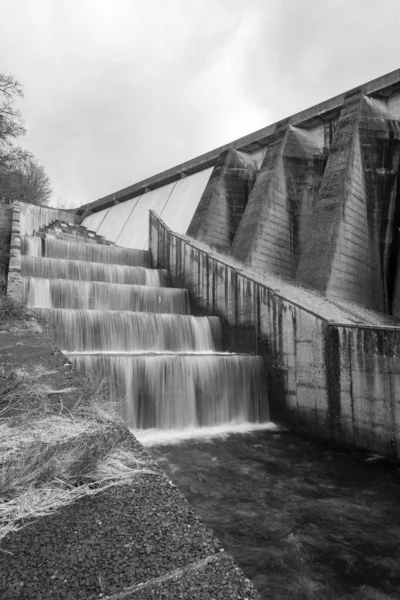 Lange Belichtung Der Wasserfälle Die Über Den Wimbledon Damm Somerset — Stockfoto