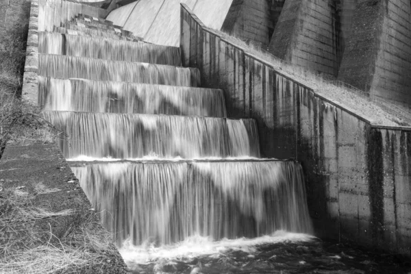 Larga Exposición Las Cascadas Que Fluyen Sobre Presa Wimbleball Somerset — Foto de Stock