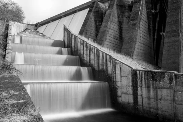 Длительное Воздействие Водопадов Протекающих Над Дамбой Уимблбол Сомерсете — стоковое фото