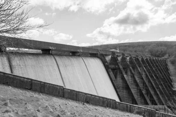 Longa Exposição Das Cachoeiras Que Fluem Sobre Barragem Wimbleball Somerset — Fotografia de Stock