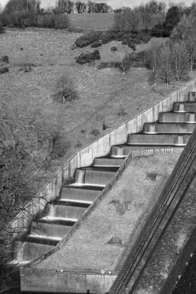Somerset 'teki Wimbleball barajının üzerinden akan şelalelerin uzun pozu