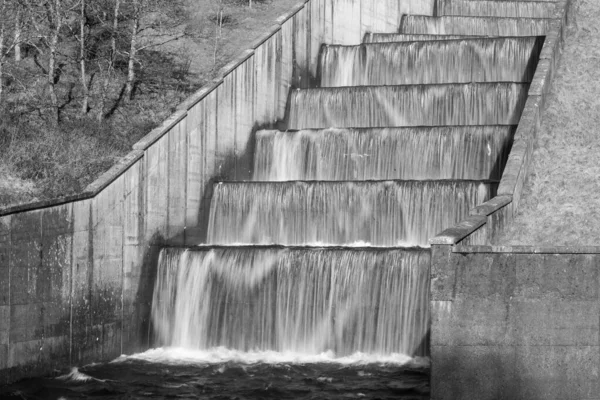 Długa Ekspozycja Wodospadów Płynących Nad Tamą Wimbleball Somerset — Zdjęcie stockowe