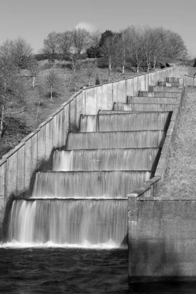 Somerset 'teki Wimbleball barajının üzerinden akan şelalelerin uzun pozu