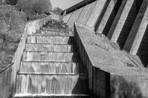 Larga Exposición Las Cascadas Que Fluyen Sobre Presa Wimbleball Somerset —  Fotos de Stock