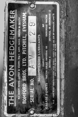 Eski bir Bomford kesme çubuğunun seri numarasını gösteren metal sekmeyi kapat.