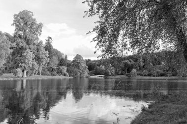 Stourhead 'deki gölün ve Wiltshire' daki bahçelerin siyah beyaz fotoğrafı.