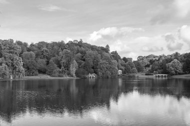 Stourhead 'deki gölün ve Wiltshire' daki bahçelerin siyah beyaz fotoğrafı.