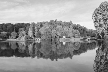 Stourhead 'deki gölün ve Wiltshire' daki bahçelerin siyah beyaz fotoğrafı.