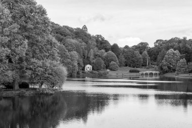 Stourhead 'deki gölün ve Wiltshire' daki bahçelerin siyah beyaz fotoğrafı.