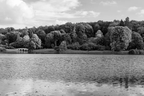 Foto Preto Branco Lago Casa Stourhead Jardins Wiltshire — Fotografia de Stock