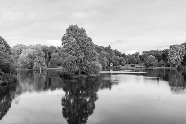 Foto Preto Branco Lago Casa Stourhead Jardins Wiltshire — Fotografia de Stock