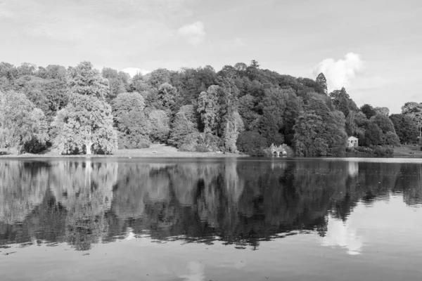 Foto Preto Branco Lago Casa Stourhead Jardins Wiltshire — Fotografia de Stock