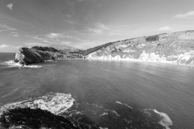 Dorset 'teki Jurassic Sahili' ndeki Lulworth Koyu 'nun siyah beyaz fotoğrafı.