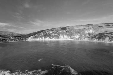 Dorset 'teki Jurassic Sahili' ndeki Lulworth Koyu 'nun siyah beyaz fotoğrafı.