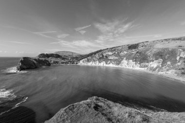 Dorset 'teki Jurassic Sahili' ndeki Lulworth Koyu 'nun siyah beyaz fotoğrafı.