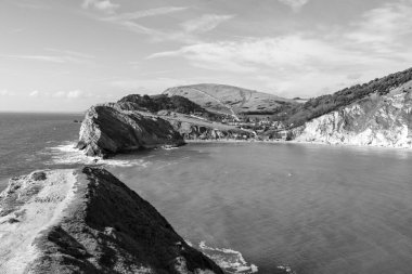 Dorset 'teki Jurassic Sahili' ndeki Lulworth Koyu 'nun siyah beyaz fotoğrafı.
