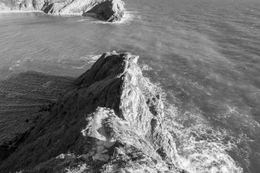 Dorset 'teki Jurassic Sahili' ndeki Lulworth Koyu 'nun siyah beyaz fotoğrafı.