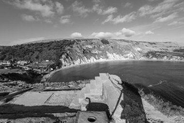 Dorset 'teki Jurassic Sahili' ndeki Lulworth Koyu 'nun siyah beyaz fotoğrafı.