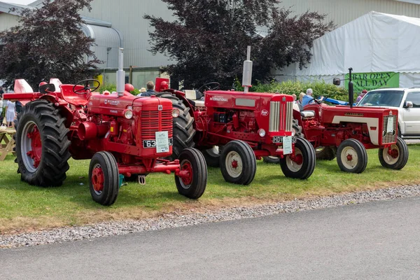 Honiton. Devon. Birleşik Krallık. 2 Temmuz 2021 Klasik McCormick traktörleri Devon County şovunda sergileniyor.
