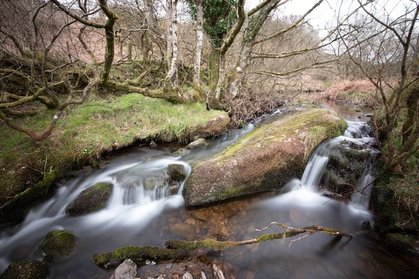 Lång Exponering Weir Water Floden Rinner Genom Dalen Vid Robbers — Stockfoto